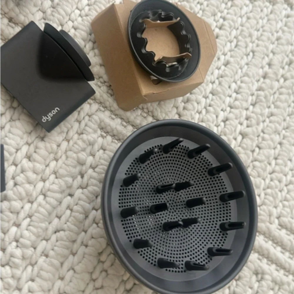 Dyson Supersonic Hair Dryer with Attachments - Picture 6 of 8